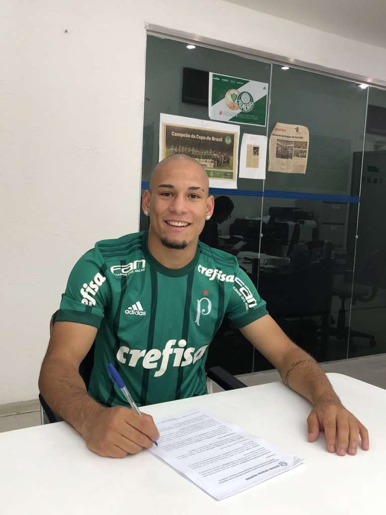 Gabriel Furtado assinou contrato com o Palmeiras
