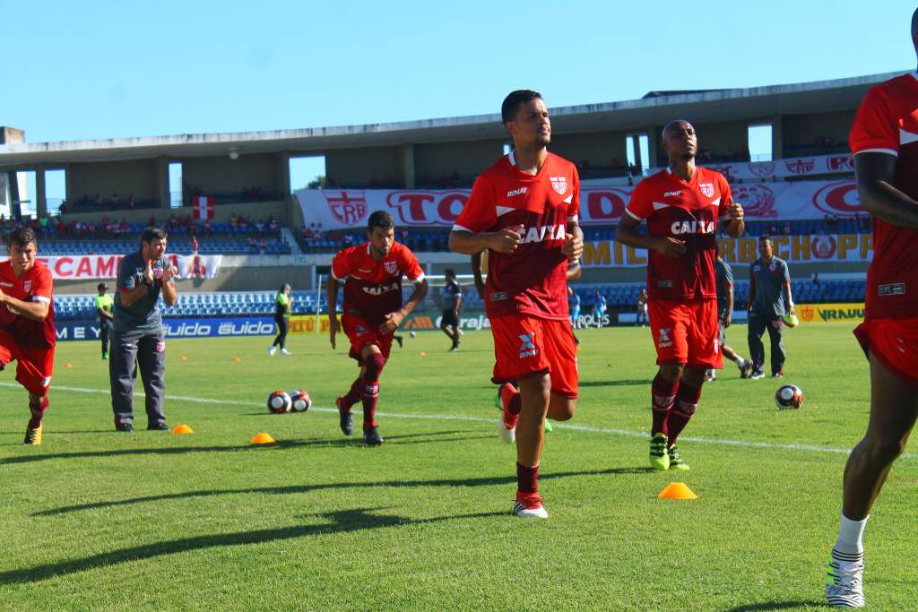 Crescendo de produção no CRB, Rafael Bastos foca em decisão com o São Paulo pela Copa do Brasil