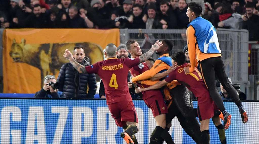 Jogadores da Roma comemoram o gol de Dzeko que garantiu a classificação na Liga dos Campeões