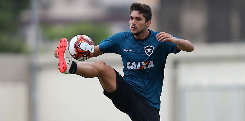 Botafogo treina firme visando o clássico