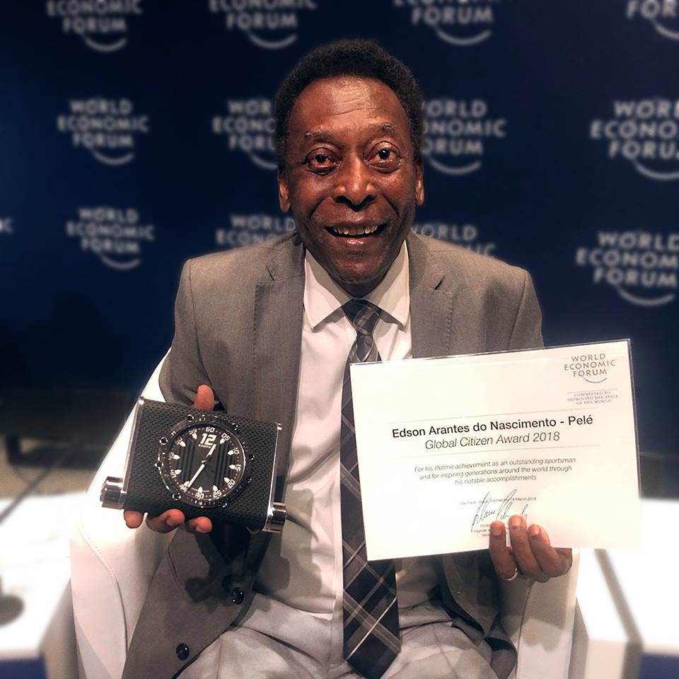 Com andador, Pelé recebe prêmio em evento de economia em São Paulo