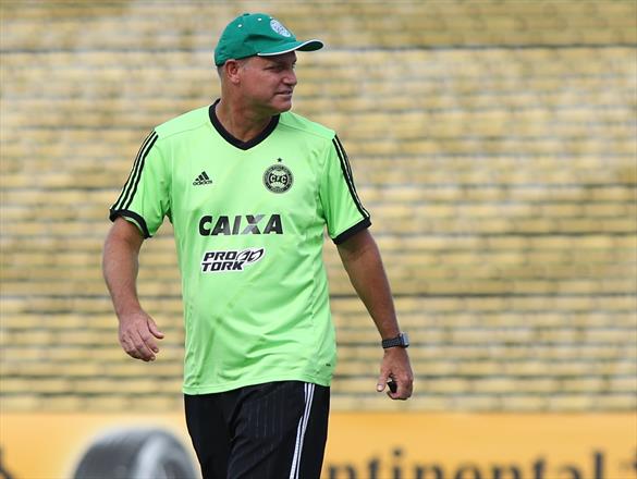 Presidente do Coritiba garante Sandro Forner após eliminação na Copa do Brasil