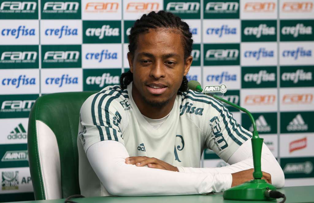 Keno lamenta erros de passe, mas festeja atuação decisiva no Palmeiras