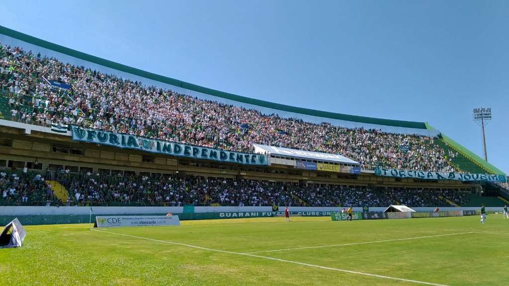 Mais de 9 mil torcedores estiveram no Estádio Brinco de Ouro para apoiar o Guarani