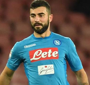 Napoli vence e encosta na líder Juventus