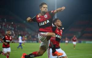 Clubes exibem marca de graça e Caixa 'ganha' dois meses e meio de exposição