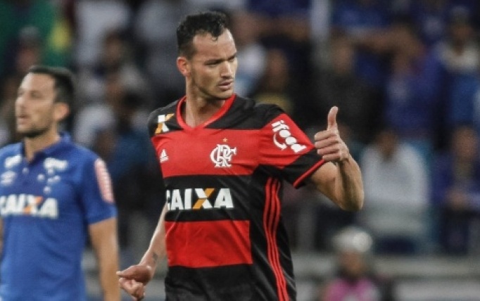 Recuperado de lesão, Réver volta aos treinos com o grupo no Flamengo