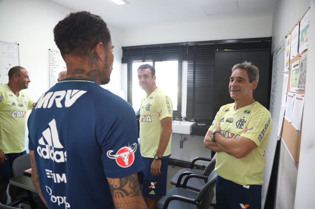 Guerrero se reapresenta ao Flamengo após ser liberado pela Fifa para treinar