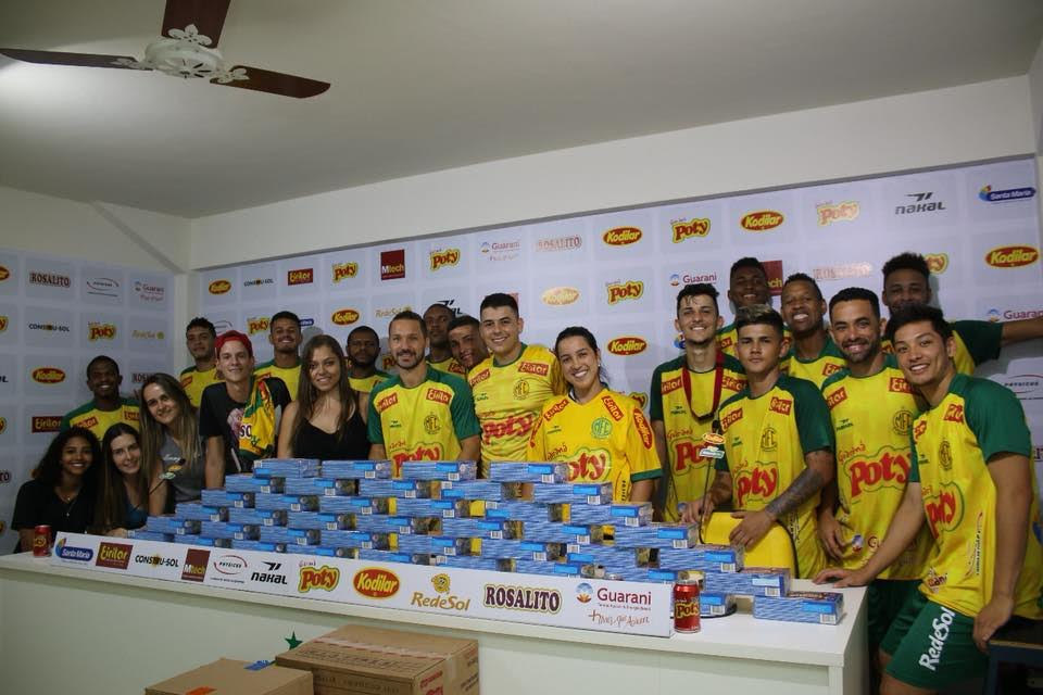 Paulistão: Elenco do Mirassol doa caixas de chocolates para campanha Páscoa Solidária