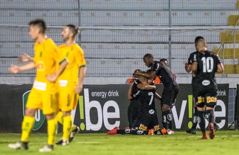 Jogadores da Ponte Preta comemoram o primeiro gol da vitória diante do Mirassol (Foto: Fabio Leoni/Ponte Press)