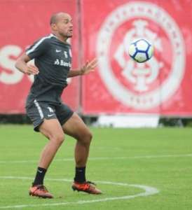 Roger, ex-atacante da Ponte Preta, viaja às pressas aos Estados Unidos por causa de irmão