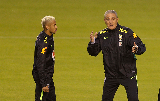 Tite vê Neymar insubstituível, mas diz que responsabilidade deve ser dividida