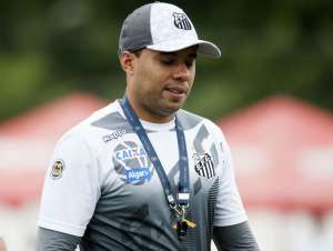 Sem reforço, Jair busca alternativas para função de camisa 10 no Santos