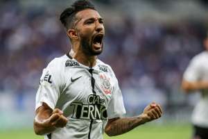 Clayson leva pancada e pode ser mais um desfalque do Corinthians