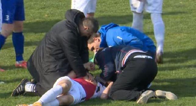 Jogador cai inconsciente em campo, e jogo da Premier League é