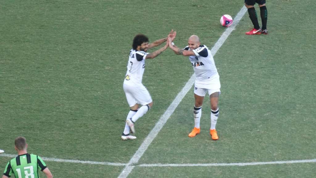 Fábio Santos comemora primeiro gol da vitória por 2 a 0 diante do América