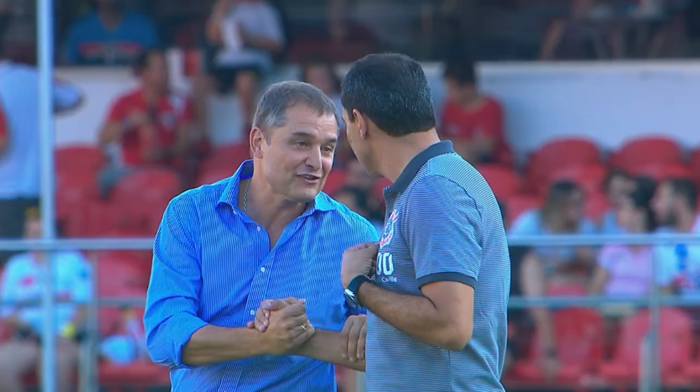 Carille foi falar com Aguirre durante o intervalo