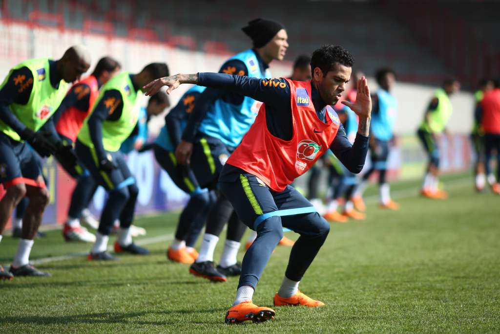Remanescente do grupo de 2014, Daniel Alves pede seleção focada no presente Remanescente do grupo de 2014, Daniel Alves pede seleção focada no presente