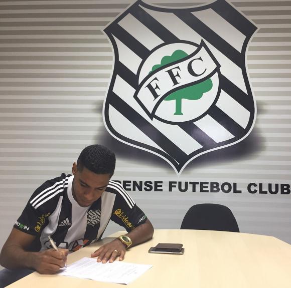 Daniel Costa assina pré-contrato com o Figueirense