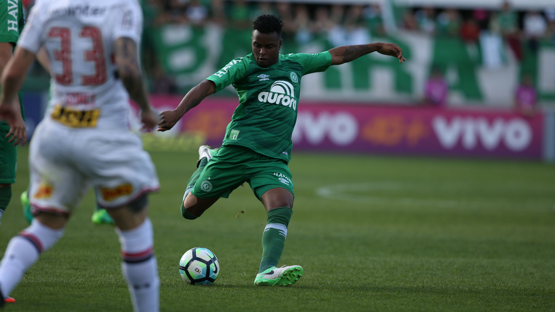 Catarinense: Após confirmação de doping, Chapecoense afasta volante Moisés