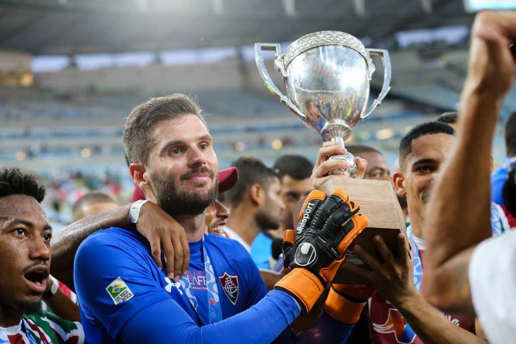 Abel Braga fecha treino do Fluminense e faz mistério sobre Marcos Júnior e Sornoza