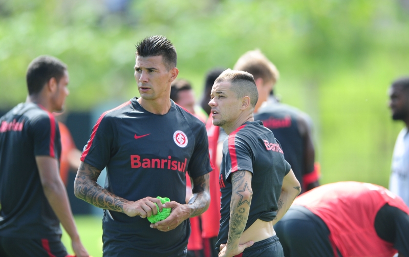 Cuesta nega preferência entre Moledo e Klaus por parceria na zaga do Inter