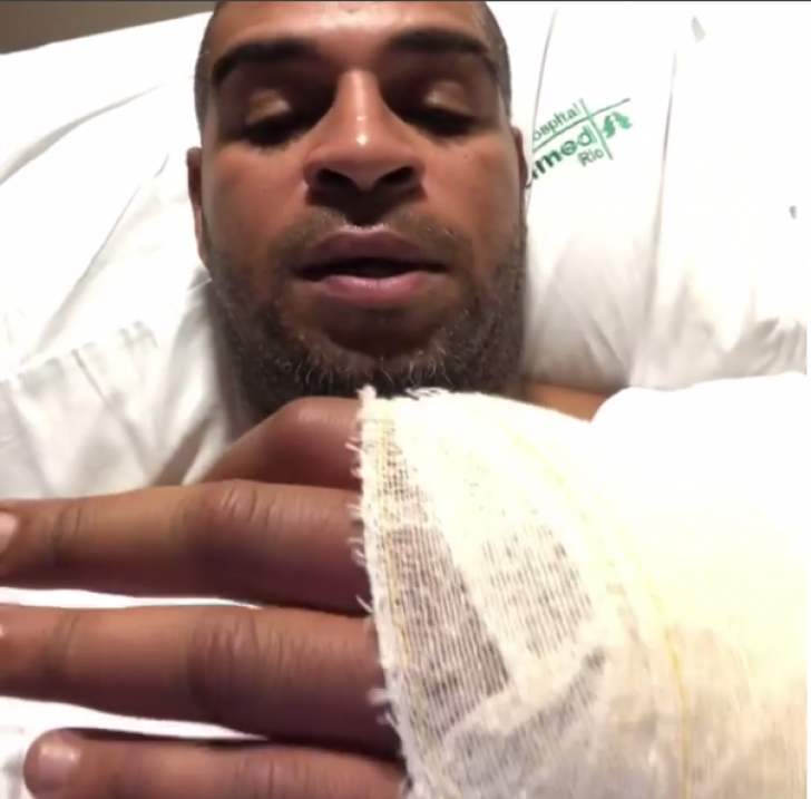 Adriano esclarece dúvidas sobre ferimento: ”Fiz o ponto na minha casa”