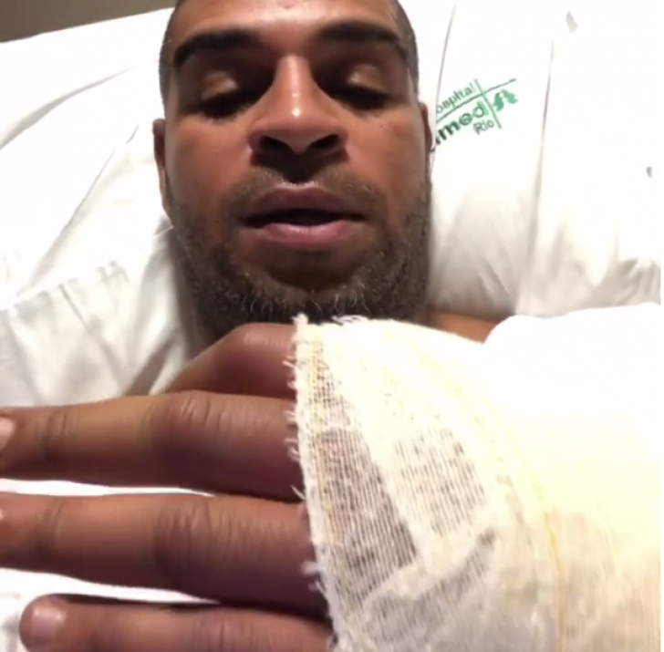 Adriano esclarece dúvidas sobre ferimento: ''Fiz o ponto na minha casa''