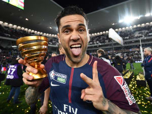 Daniel Alves festeja 36º título da carreira: ‘Ser inspiração é o meu legado’