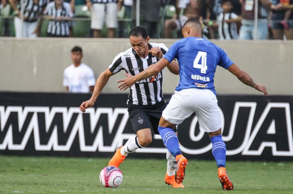 O jogo começou bastante equlibrado na Arena Independência entre Atlético e Cruzeiro (Foto: Bruno Cantini)