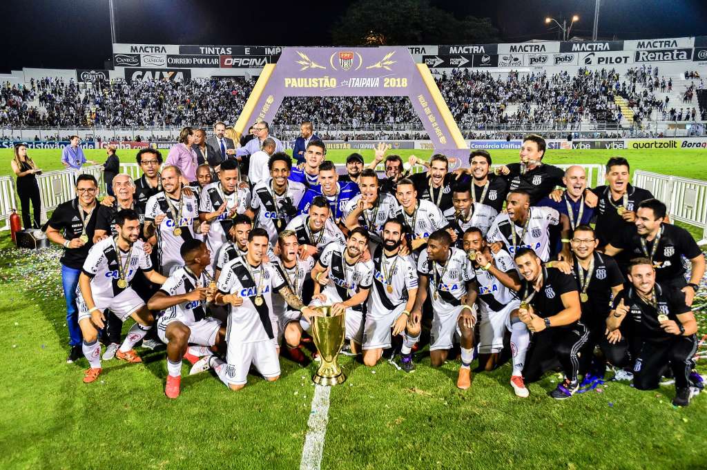 Jogadores da Ponte Preta exibem a taça e comemoram no centro do gramado (Foto: Alexandre Battibugli/FPF) - (Foto: Alexandre Battibugli/FPF)