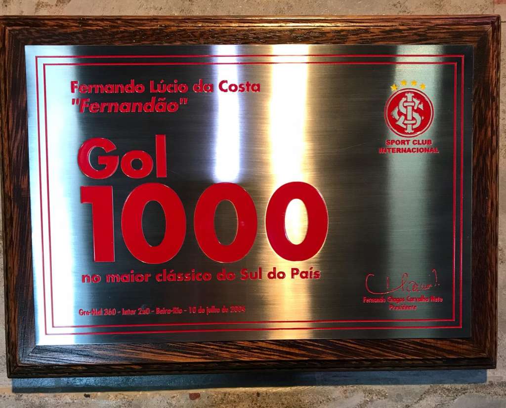 Inter reinaugura placa em homenagem a Fernandão por gol 1000 em Gre-Nais