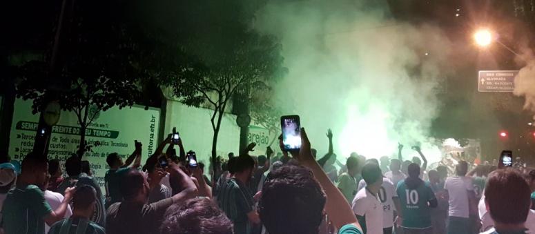 Torcida do Guarani costuma recepcionar a chegada da delegação na frente do Brinco de Ouro