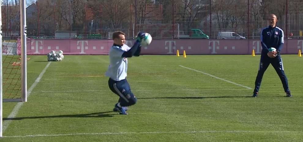 Alemão: Dois dias antes do jogo do título, Neuer volta a treinar com bola no Bayern