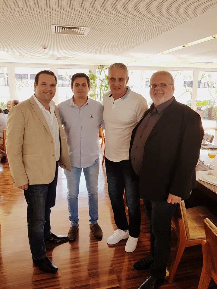 Dirigente do Bragantino encontra Ttie e dá camisa a presidente em visita à CBF