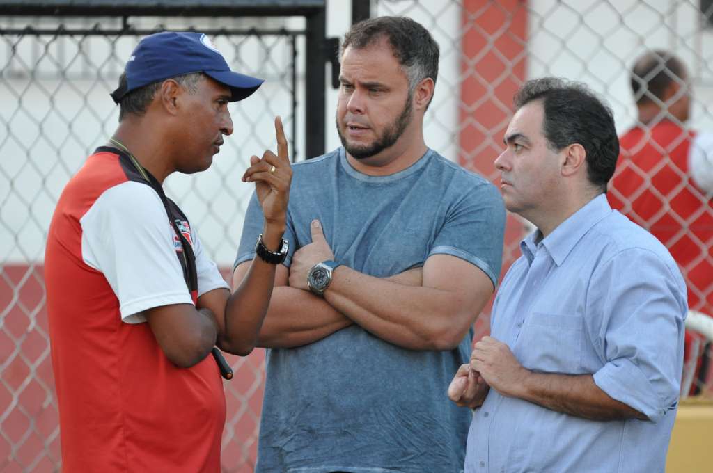 O técnico Paulo Silas conversa com os empresários Maicon Melo e Abraão Balaban (Foto: Manoel Messias)