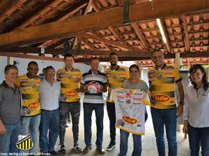 Série D: Novorizontino entrega ovos de páscoa no Lar de Velhice em Novo Horizonte