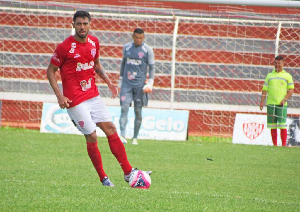 Maicon Douglas, volante do Noroeste, com goleiro Ferreira ao fundo. (FOTO: Bruno Freitas/Noroeste)