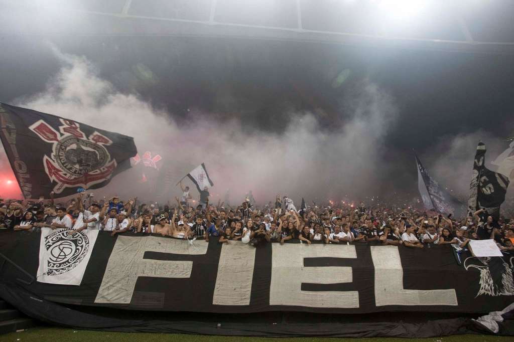 Com invasão do gramado, torcida faz grande festa em treino na Arena Corinthians 2 0002050305890 img