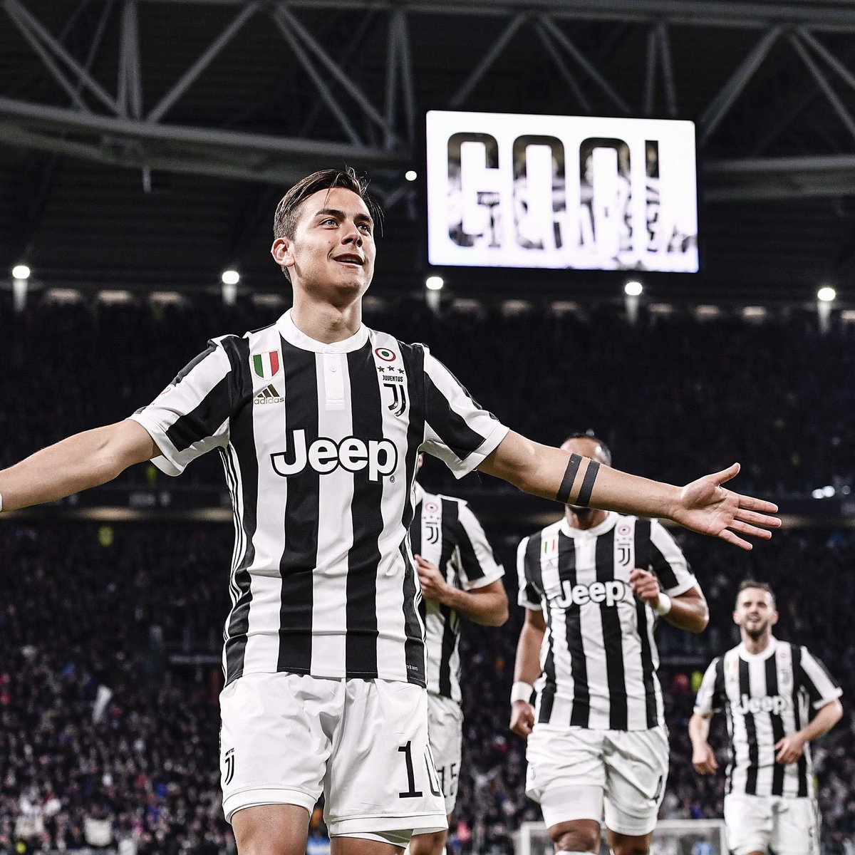 ITALIANO: Dybala marca três, Juventus bate lanterna e dispara na ponta