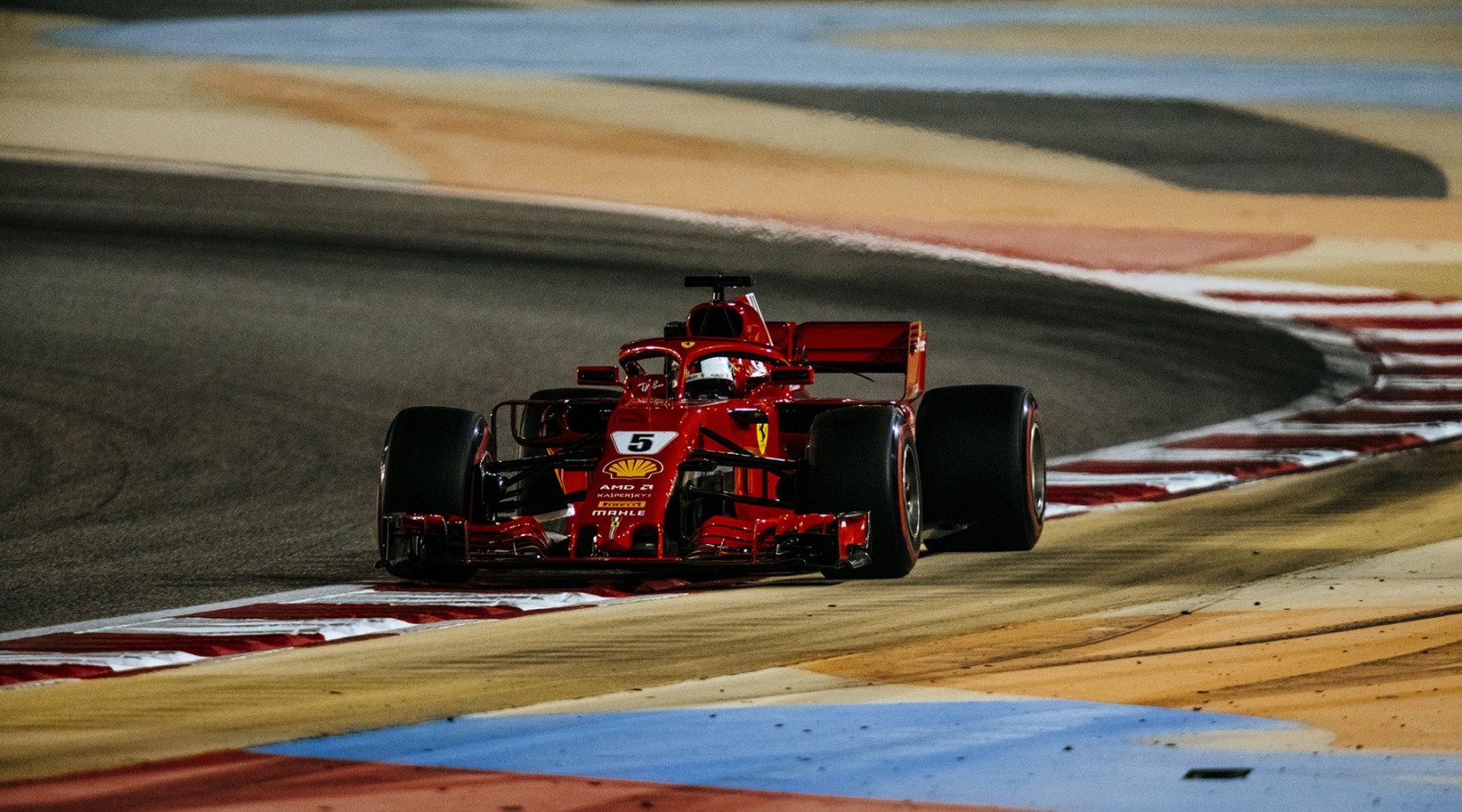 F1: Vettel garante pole com dobradinha da Ferrari; Hamilton larga em 9º após punição