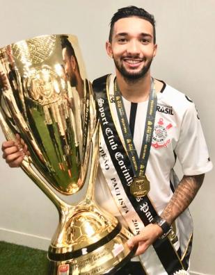 Clayson vibra com título paulista pelo Corinthians