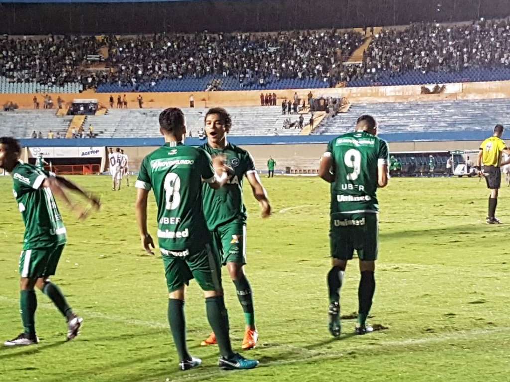 Jogadores do Goiás comemoram um dos três gols marcados diante da Aparecidense na final deste domingo