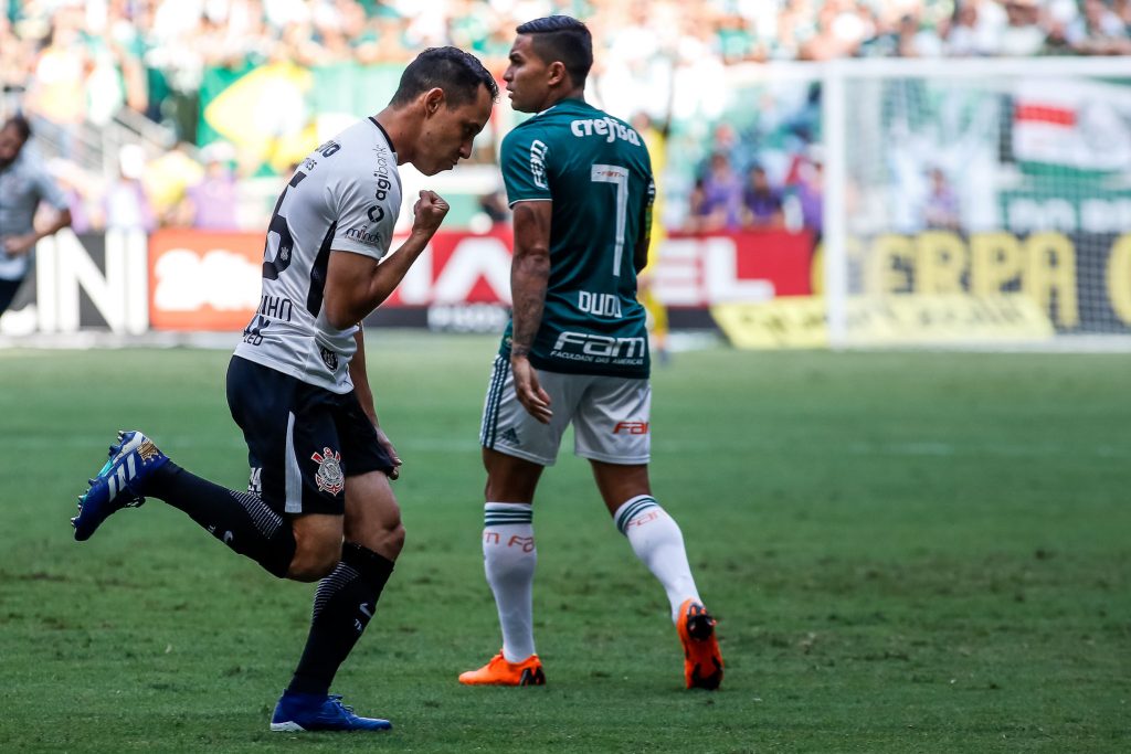 Rodriguinho comemora gol no início e Dudu lamenta ao fundo: Gol mudou história da final