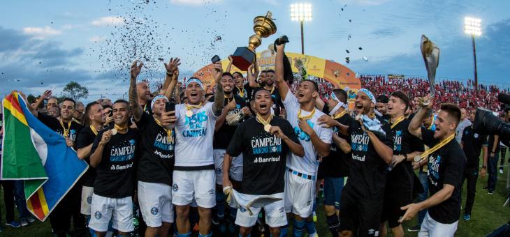 Gremistas comemoram muito a conquista do 37.º título Gaúcho mesmo em Pelotas