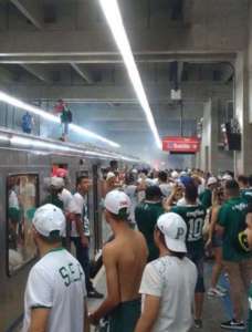 Torcedores do Palmeiras tentam invadir arena após derrota e brigam com a PM