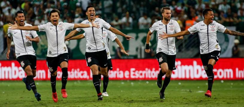 ABRAÇOS DE CAMPEÕES - Corinthians saem em disparada após a vitória na cobrança de pênaltis