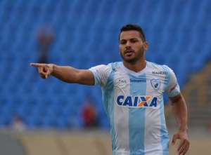 Sport chega ao valor pedido, mas Londrina não quer liberar Carlos Henrique