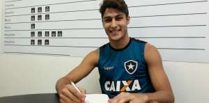 Botafogo anuncia renovação do contrato do lateral Marcinho até 2020