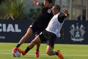 Carille indica que Corinthians deve renovar contrato com Emerson Sheik